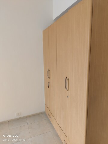 Room in 4 BHK Apartment at DLF Trinity Towers, Dlf Phase V – for Rent