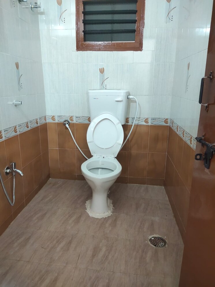 Bathroom, sri-krishna-krishe-valley 3 Bedroom 2457 Sq.Ft. Apartment In Banjara Hills Hyderabad 8528013