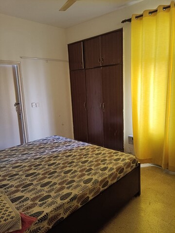Room in 2 BHK Apartment at DLF Silver Oaks, Sector 26 – for Rent