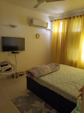 Room in 2 BHK Apartment at DLF Silver Oaks, Sector 26 – for Rent