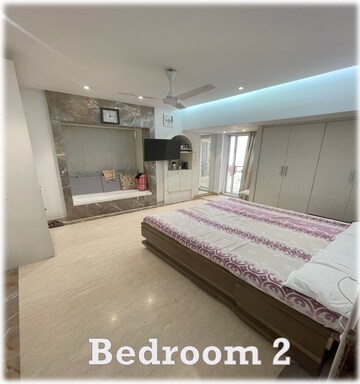 Room in 4 BHK Apartment at Mulund West – for Sale