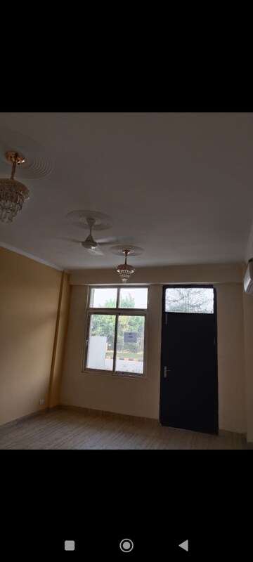 Room in 5 BHK Villa at Amrapali Dream Valley, Tech Zone 4 Greater Noida – for Rent