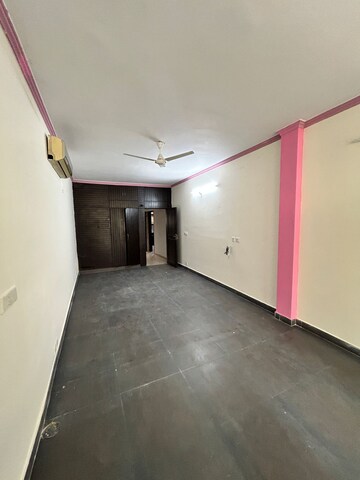 Room in 2 BHK Apartment at Sector 27 Yamuna Expressway – for Sale