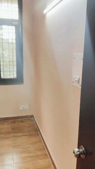 Room in 3 BHK Apartment at Vastu Apartments, Sector 55 – for Rent