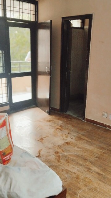 Room in 3 BHK Apartment at Vastu Apartments, Sector 55 – for Rent