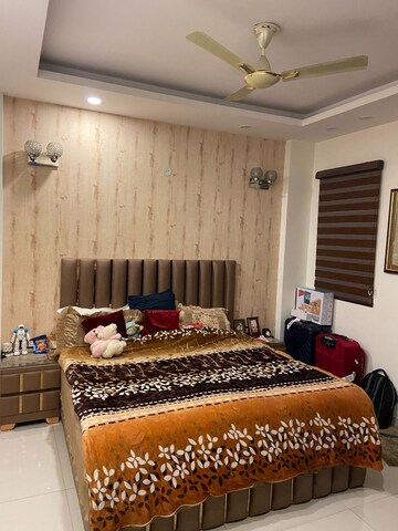 Room in 4 BHK Apartment at Aradhya Homes, Sector 67a – for Rent