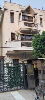 6 BHK 250 Sq.Mt. Independent House in RWA Apartments Sector 26