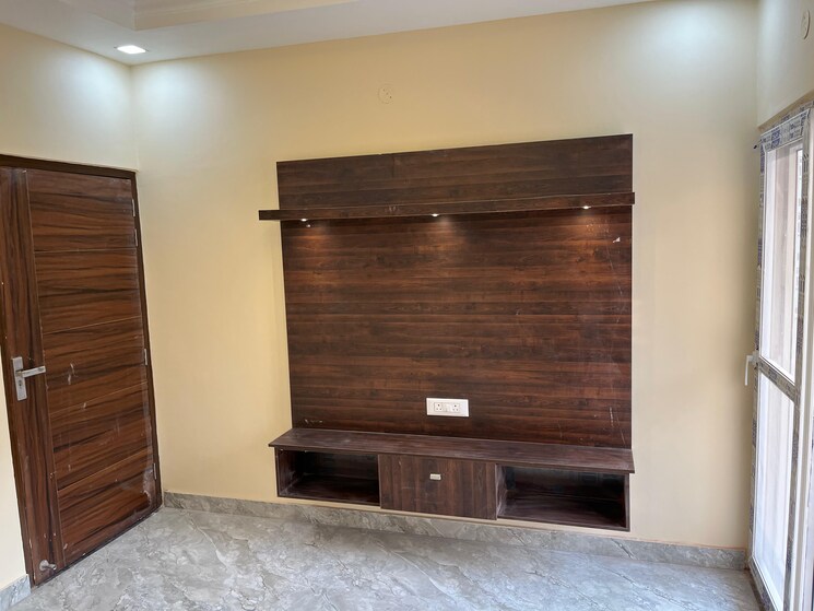 Room, sahastradhara road 4 Bedroom 125 Sq.Yd. Independent House In Sahastradhara Road Dehradun 8529243