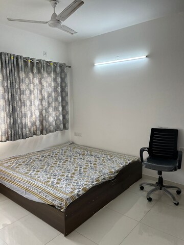 Room in 2 BHK Apartment at Amanora Gold Towers, Hadapsar – for Rent