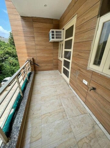 Balcony in 2 BHK Builder Floor at Sector 40 – for Rent