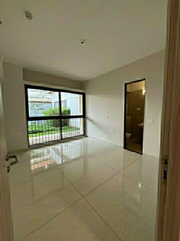 Room in 2.5 BHK Apartment at Magarpatta Nova, Mundhwa – for Sale
