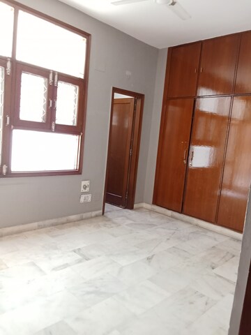 Room in 2 BHK Builder Floor at Veera Safdarjung Enclave, Safdarjang Enclave – for Rent