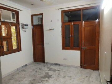 Room in 1 BHK Builder Floor at Sector 40 – for Rent