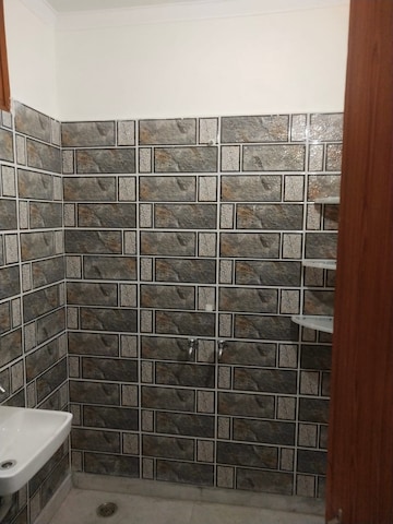 Attached Bathroom in 1 BHK Builder Floor at Sector 40 – for Rent