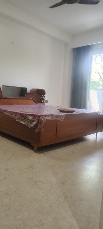 Room in 3.5 BHK Builder Floor at Ansal Sushant Lok I, Sector 43 – for Rent