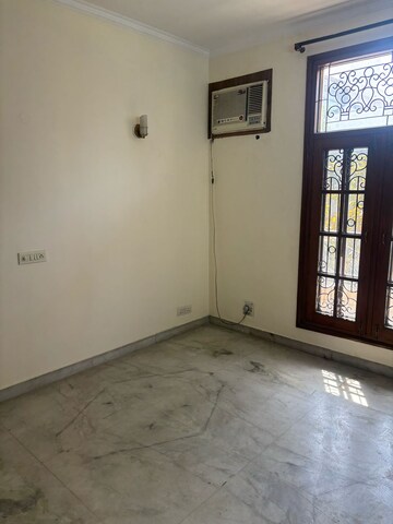 Room in 3 BHK Builder Floor at Sector 40 – for Rent