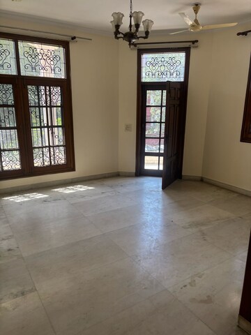 Room in 3 BHK Builder Floor at Sector 40 – for Rent