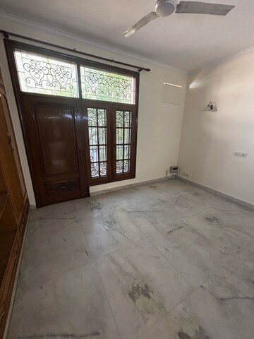 Room in 3 BHK Builder Floor at Sector 40 – for Rent