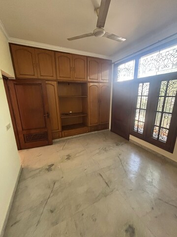 Bedroom in 3 BHK Builder Floor at Sector 40 – for Rent