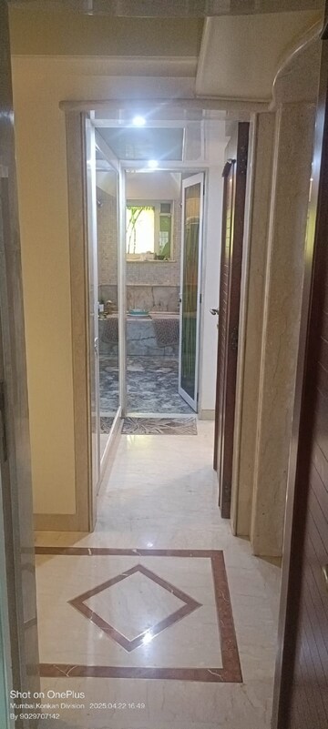 Room in 3 BHK Apartment at Khar West – for Rent