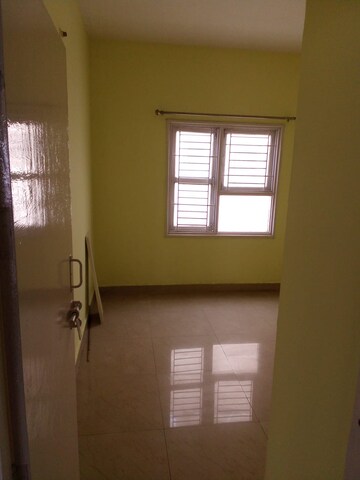Bedroom in 4 BHK Apartment at Hazratganj – for Rent