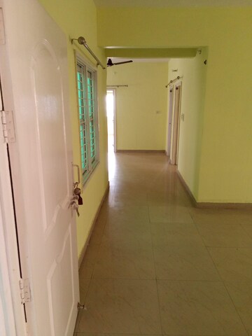 Room in 4 BHK Apartment at Hazratganj – for Rent