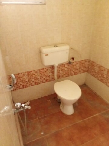 Bathroom in 4 BHK Apartment at Hazratganj – for Rent