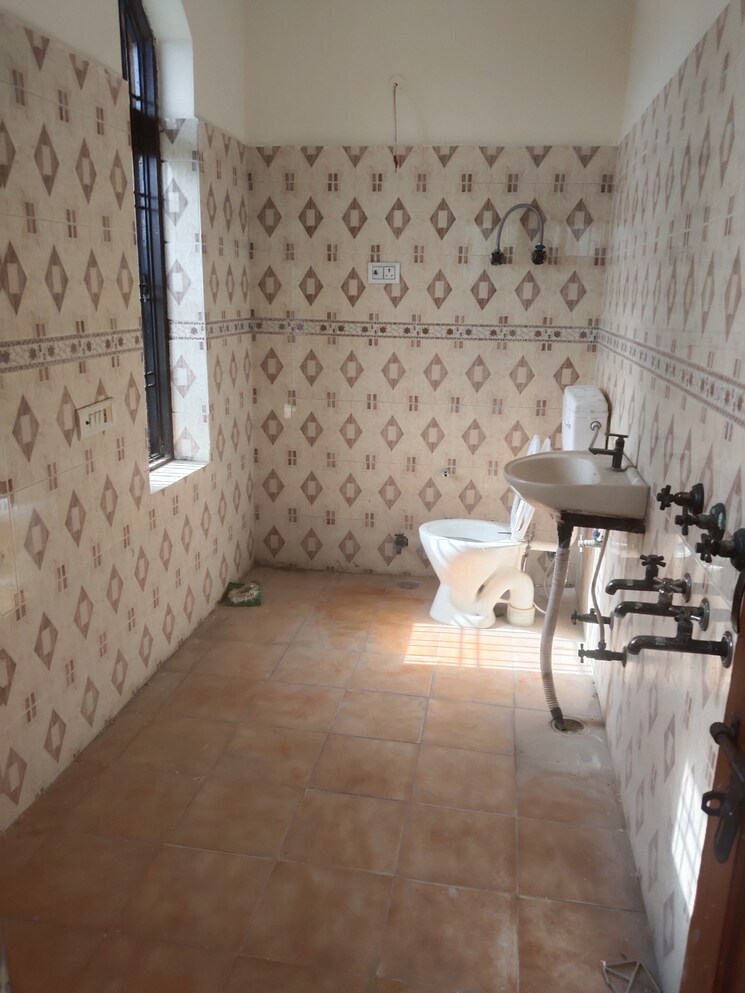 Bathroom, sector 46 2 Bedroom 108 Sq.Yd. Independent House In Sector 46 Faridabad 8532082