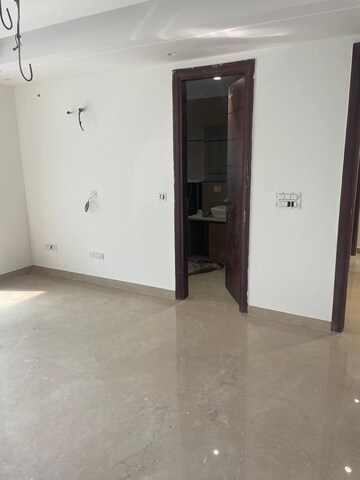 Room in 3 BHK Apartment at Emaar MGF Emerald Hills, Sector 65 – for Rent