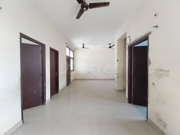 Room in 2.5 BHK Apartment at Sector 21c – for Rent