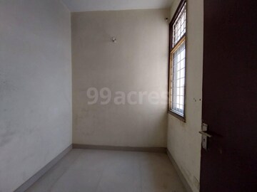 Room in 2.5 BHK Apartment at Sector 21c – for Rent