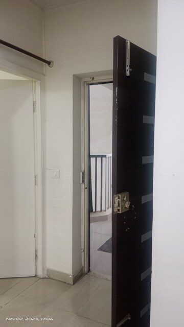 Room in 3 BHK Apartment at Gaur City 1st Avenue, Sector 4, Greater Noida – for Rent