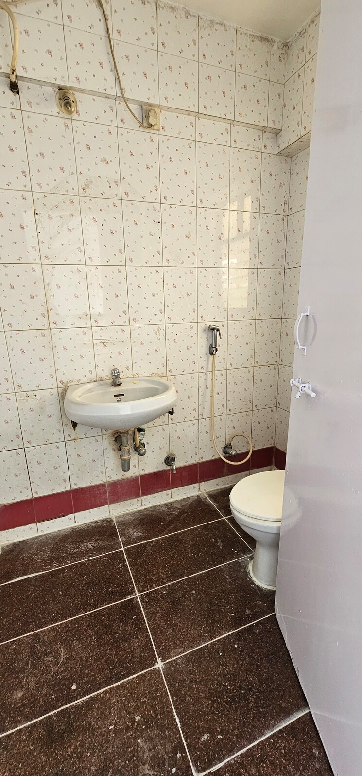 Bathroom, gagan-vihar 2 Bedroom 1000 Sq.Ft. Apartment In Market Yard Pune 8532307