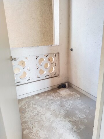 Room in 2 BHK Apartment at Hiranandani Fortune City, New Panvel – for Rent