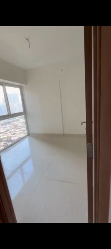 Room in 2 BHK Apartment at Shapoorji Pallonji Siennaa, Kandivali East – for Rent