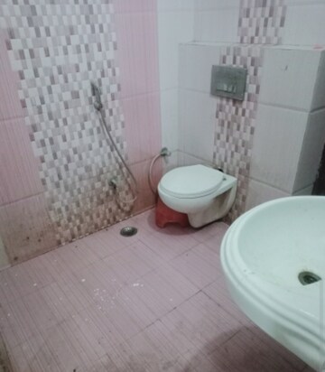 Bathroom in 2 BHK Apartment at Eldeco Luxa, Sitapur Road – for Rent