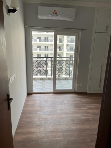 Room in 3 BHK Apartment at Central Park Flower Valley Aqua Front Towers, Sohna Sector 33 – for Rent