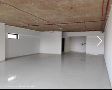 Room in  Office Space at Kandivali East – for Rent