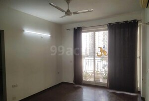 Room in 3 BHK Apartment at DLF The Primus, Sector 82a – for Sale