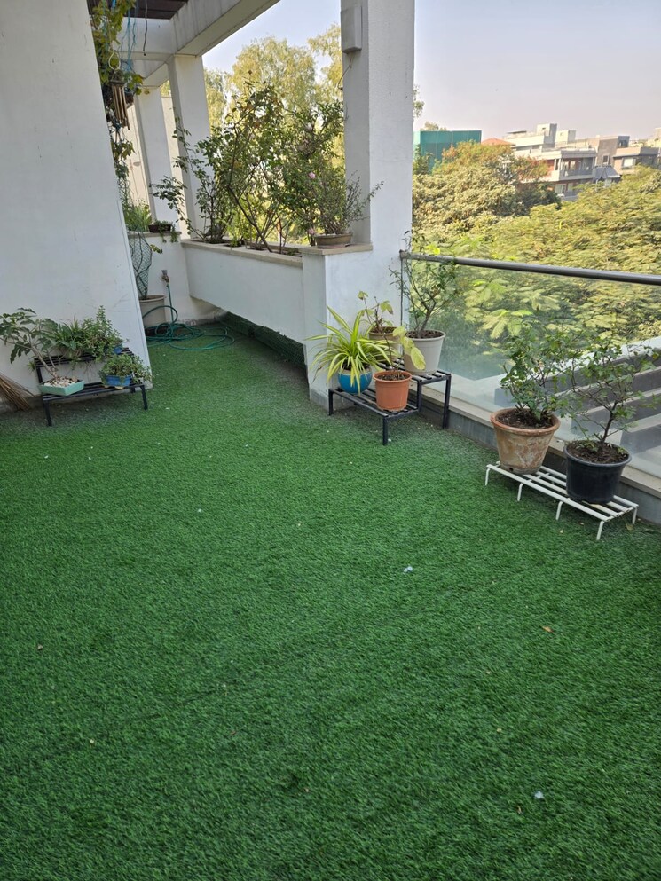 Garden, vasant vihar 4 Bedroom 600 Sq.Yd. Builder Floor In Vasant Vihar Delhi 8533485