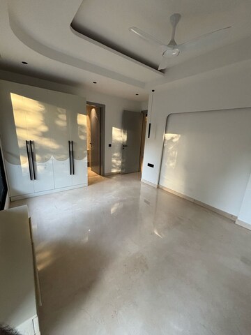 Room in 5 BHK Builder Floor at Sector 51 – for Rent