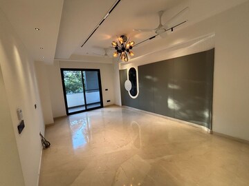 Room in 5 BHK Builder Floor at Sector 51 – for Rent