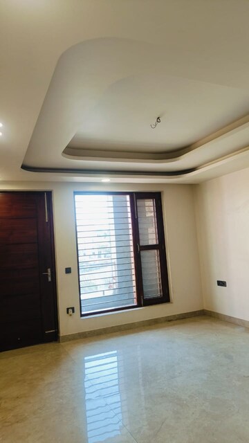 Room in 4 BHK Builder Floor at BPTP District 3, Sector 85 – for Rent