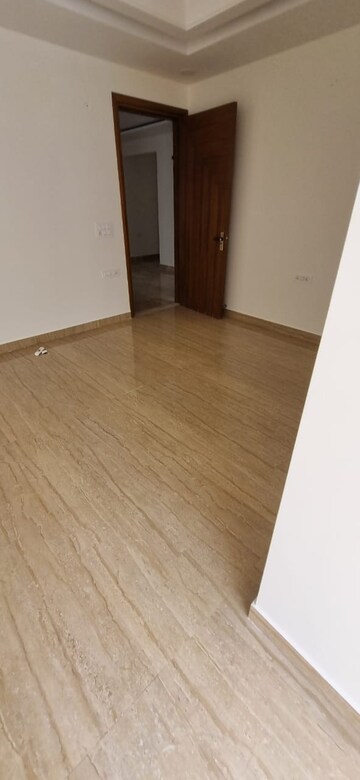 Room in 3 BHK Builder Floor at Sector 46 – for Rent