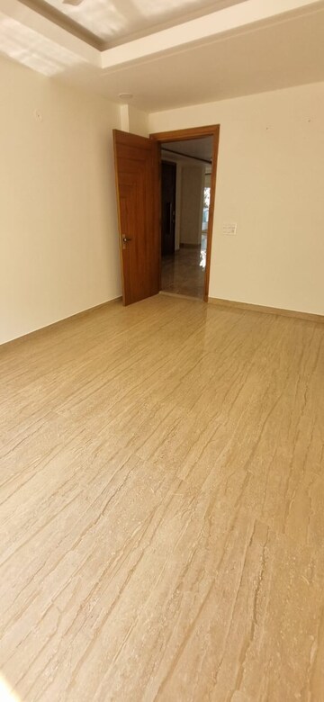 Room in 3 BHK Builder Floor at Sector 46 – for Rent