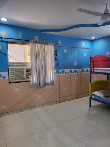 Room in 3 BHK Apartment at Amli Ind Estate – for Rent