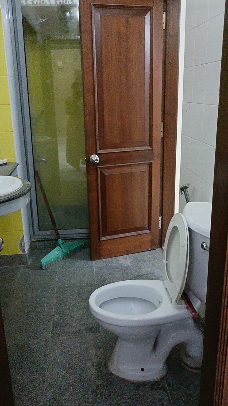 Bathroom, vasant vihar 4 Bedroom 400 Sq.Yd. Builder Floor In Vasant Vihar Delhi 8534061