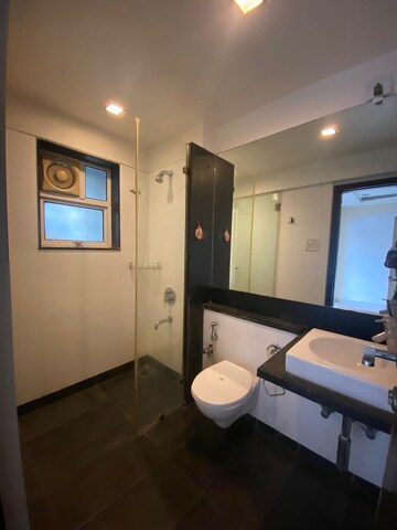 Team Area in 3 BHK Apartment at Khar West – for Rent