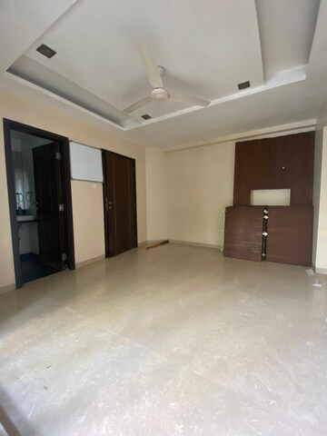 Room in 3 BHK Apartment at Khar West – for Rent