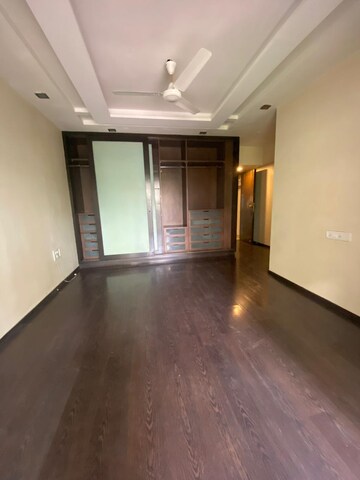 Room in 3 BHK Apartment at Khar West – for Rent